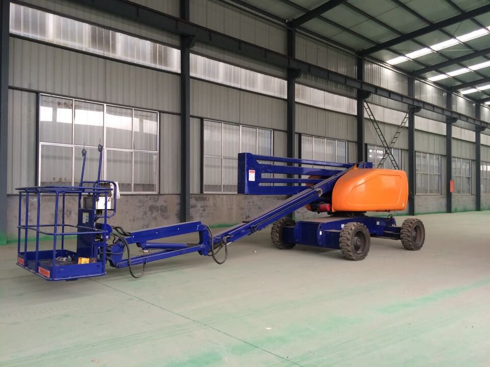 自行曲臂式升降平臺(tái) 自行曲臂式升降平臺(tái)